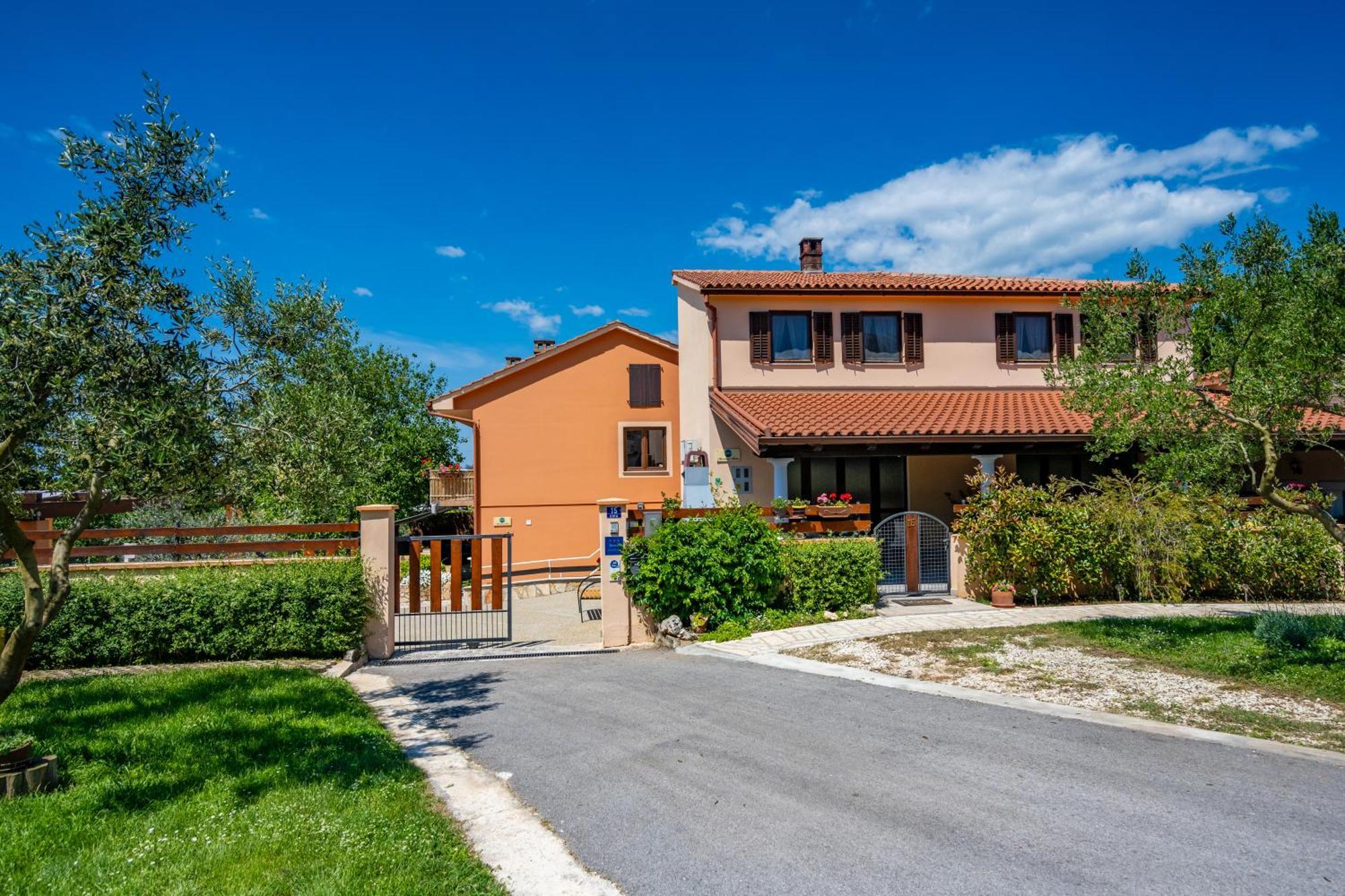 E-M Apartments With Private Pool Medulin Exterior photo